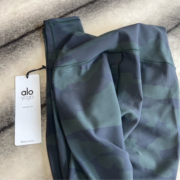 ALO Yoga High Waist Camo Vapor Leggings in Hunter Camouflage - Picture 4 of 5